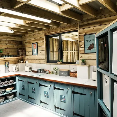 Lüks kamp alanı Glamping At Macdonald's Farm *